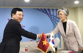 Phó Thủ tướng, Bộ trưởng Ngoại giao Phạm Bình Minh gặp Bộ trưởng Ngoại giao Hàn Quốc bên lề AMM-51