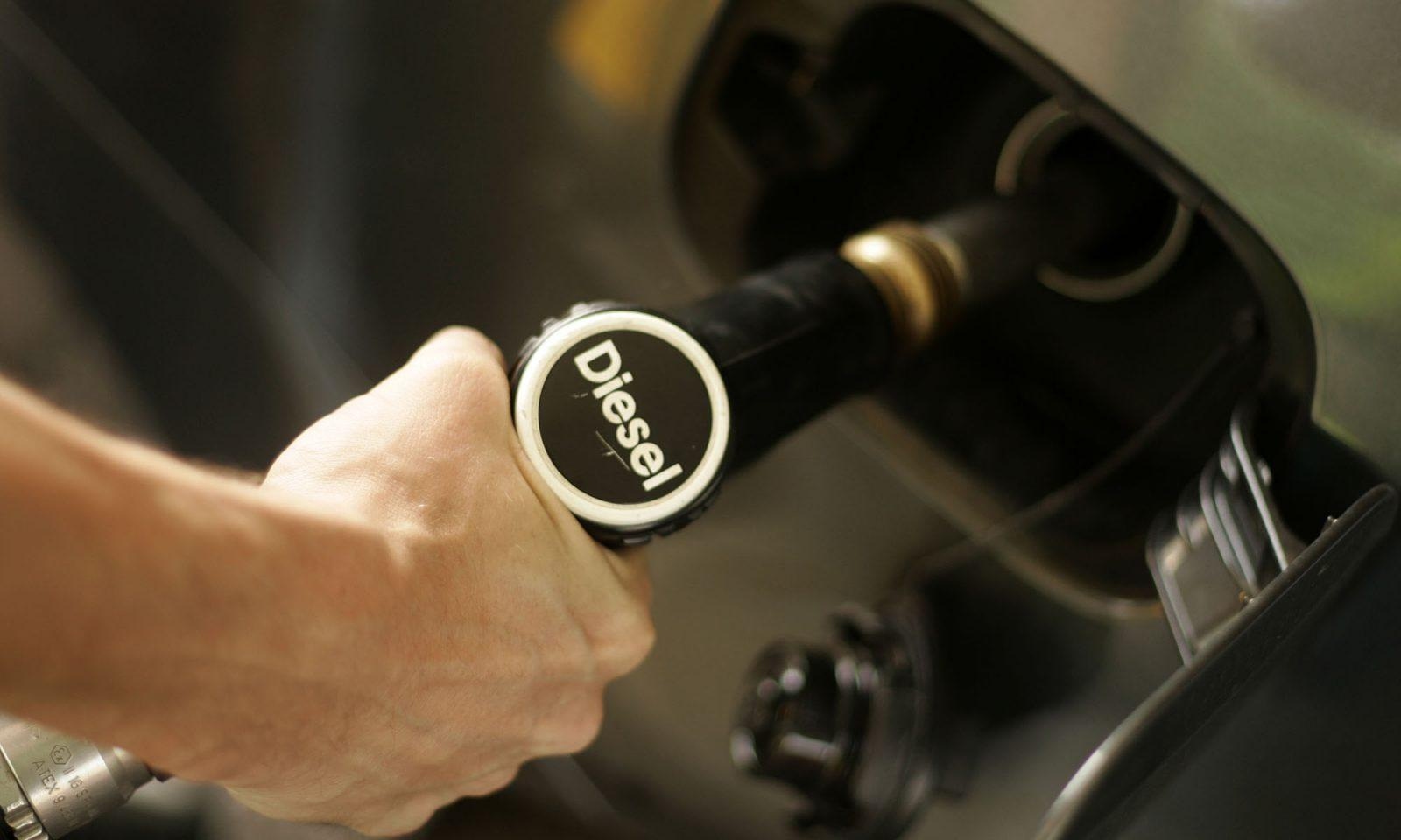Hướng dẫn cách xử lý khi đổ nhầm nhiên liệu cho xe ô tô