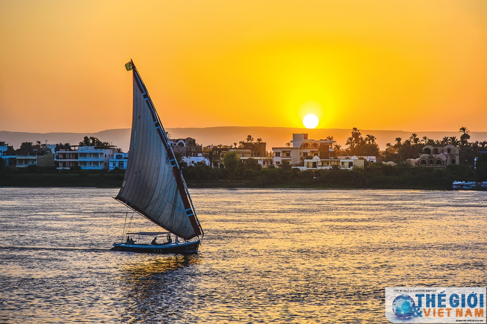 Sông Nile: Trải dài hơn 6,000 km, sông Nile thu hút sự chú ý của hàng triệu người trên toàn cầu với nét độc đáo trong văn hóa và thiên nhiên của nó. Hình ảnh của sông thường được mô tả là một dòng nước xanh ngọc sóng lăn tăn. Đừng bỏ lỡ cơ hội để khám phá vẻ đẹp huyền bí của Sông Nile trong bức ảnh này!