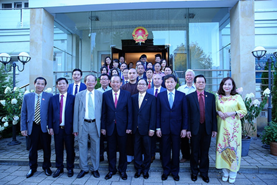 Phó Thủ tướng Thường trực thăm Đại sứ quán, gặp gỡ người Việt tại Ba Lan