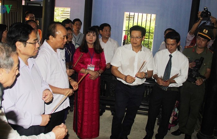 Thủ tướng Nguyễn Xuân Phúc thăm nhà lưu niệm Chủ tịch Hồ Chí Minh tại Huế