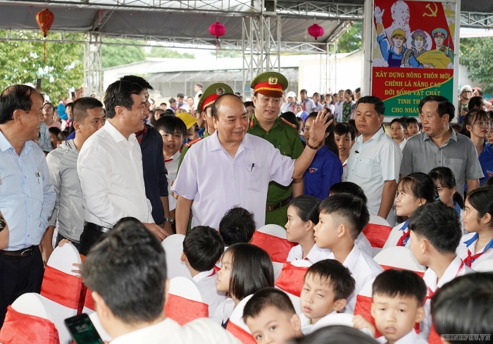 thu tuong nguyen xuan phuc tang qua trung thu cho tre em ngheo