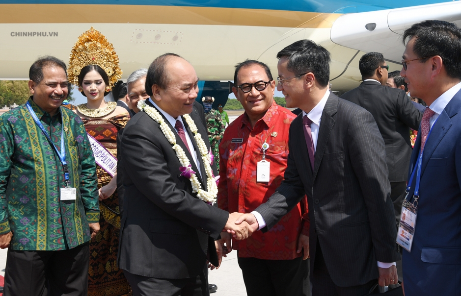 Thủ tướng Nguyễn Xuân Phúc đến Bali, bắt đầu Cuộc gặp các nhà lãnh đạo ASEAN