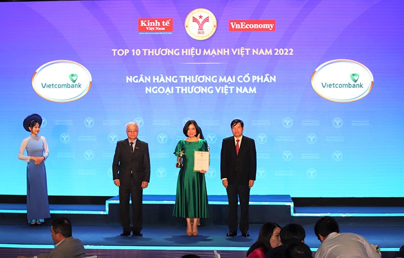 Đại diện Vietcombank, bà Phùng Nguyễn Hải Yến – Phó Tổng giám đốc nhận biểu trưng “Thương hiệu Mạnh Việt Nam năm 2022” từ Ban tổ chức chương trình.