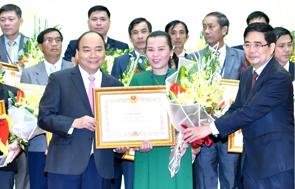 Thủ tướng Nguyễn Xuân Phúc trao thưởng cho các tổ chức và cá nhân có thành tích xuất sắc về tam nông
