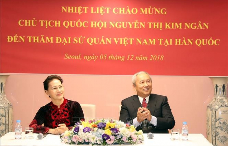 Chủ tịch Quốc hội gặp gỡ cán bộ Đại sứ quán và đại diện cộng đồng người Việt tại Hàn Quốc