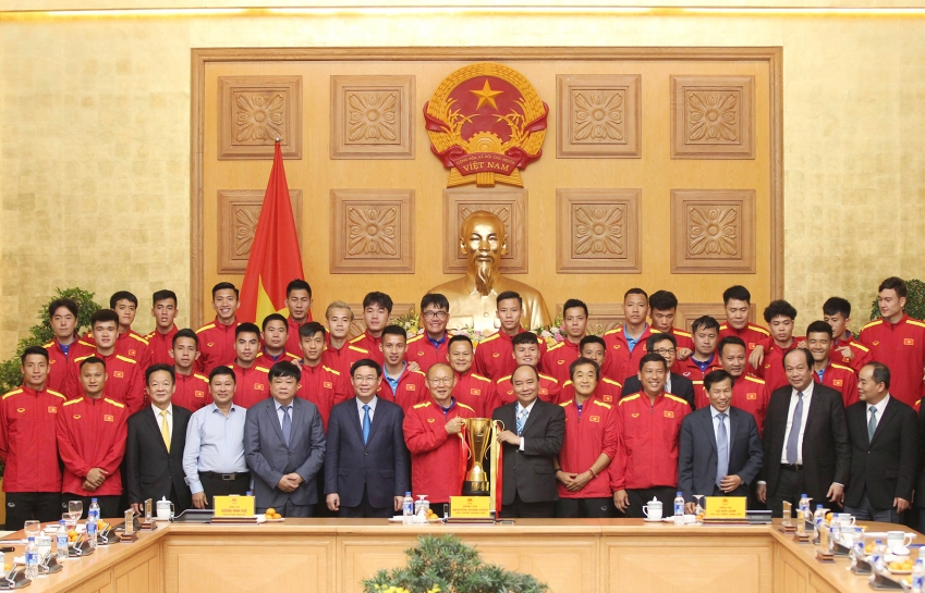 Thủ tướng Nguyễn Xuân Phúc trao thưởng cho Đội tuyển Việt Nam vô địch AFF Suzuki Cup 2018