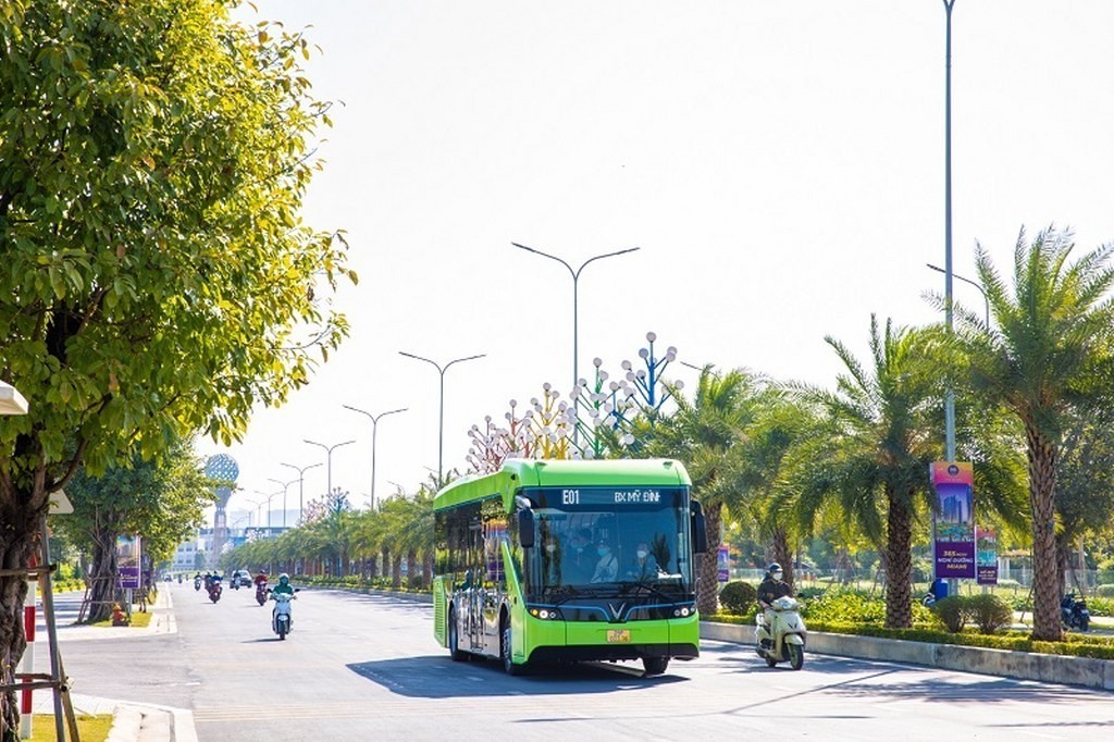 Vinbus xe điện công cộng đầu tiên chính thức lăn bánh tại Hà Nội