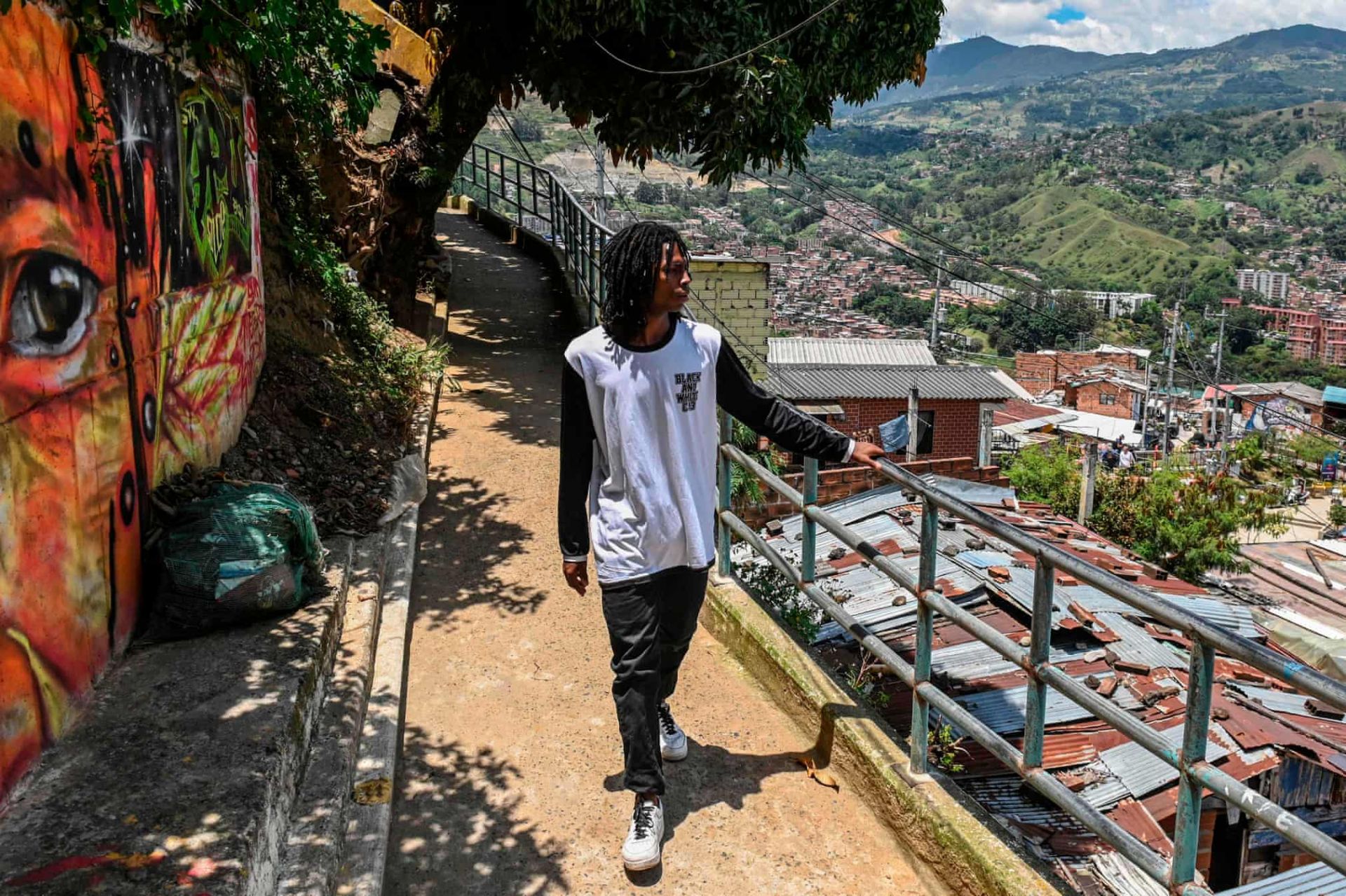 comuna 13 tu thanh pho nguy hiem nhat the gioi den thanh dia du lich colombia