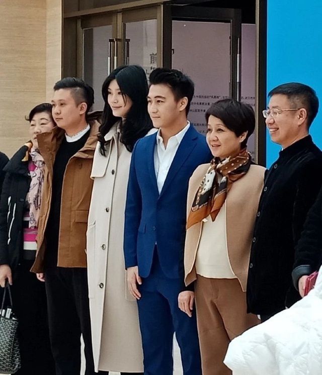 Hề Mộng Dao xuất hiện cùng chồng, Hà Du Quân và mẹ chồng, bà Lương An Kỳ trong một sự kiện ở Vũ Hán, tháng 12/2020.