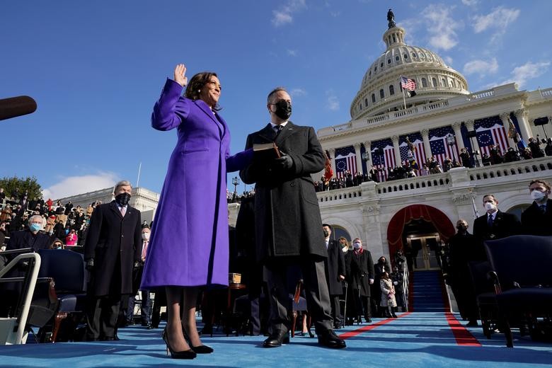 Phó Tổng thống Mỹ Kamala Harris tuyên thệ nhậm chức bên cạnh phu quân Doug Emhoff. (Nguồn: Reuters))