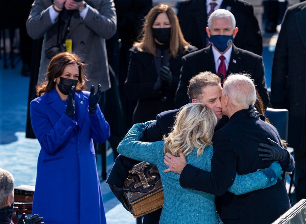 Tổng thống Biden ôm phu nhân và con trai Hunter Biden sau lễ tuyên thệ. Sau hơn 30 năm nỗ lực, ông Biden cuối cùng đã đạt được giấc mơ trở thành tổng thống ở tuổi 78. (Nguồn: New York Times)