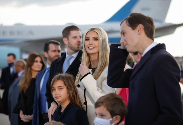 Ivanaka Trump cùng chồng Jared Kushner và các con tại lễ chia tay Tổng thống Donald Trump ở căn cứ Andrews ngày 20/1 (Ảnh: Reuters)