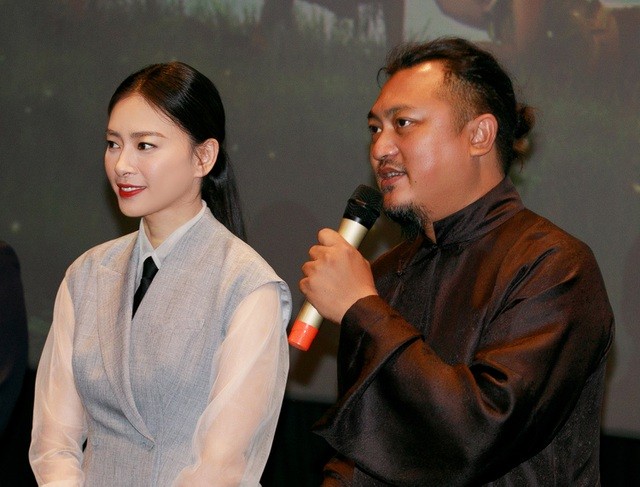 Đạo diễn Nhật Linh chia sẻ những thắc mắc của công chúng tại buổi gặp gỡ truyền thông.