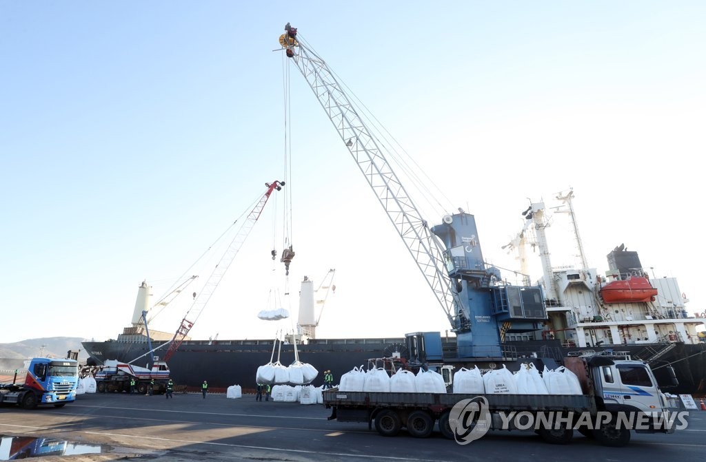 tàu chở dung dịch urê của Trung Quốc, một loại chất lỏng quan trọng cần thiết cho ô tô chạy bằng động cơ diesel để cắt giảm lượng khí thải, cập cảng Ulsan ở phía đông nam vào ngày 2 tháng 2 năm 2021. (Yonhap)