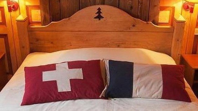 Trải nghiệm có một không hai khi ngủ trên chiếc giường nằm giữa biên giới Pháp và Thụy Sỹ