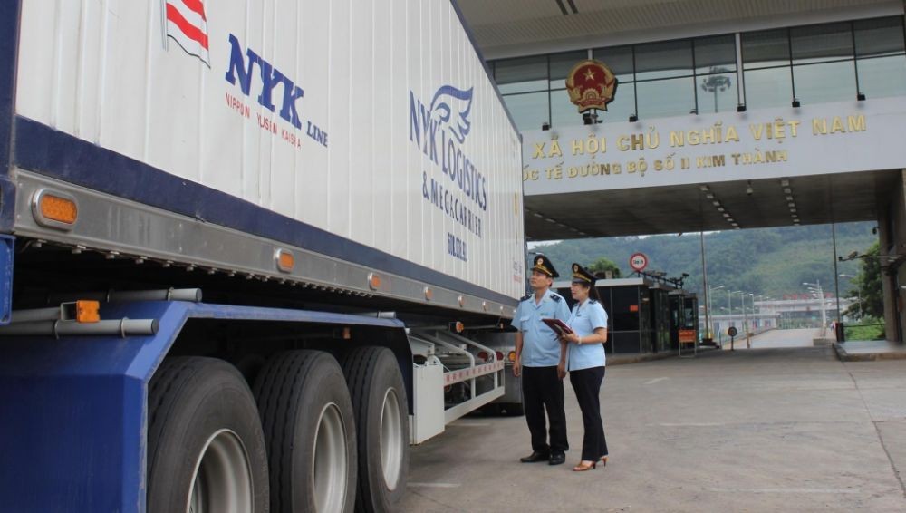 Công chức hải quan Lào Cai kiểm tra hàng hóa xuất nhập khẩu. (Nguồn: Hải quan)