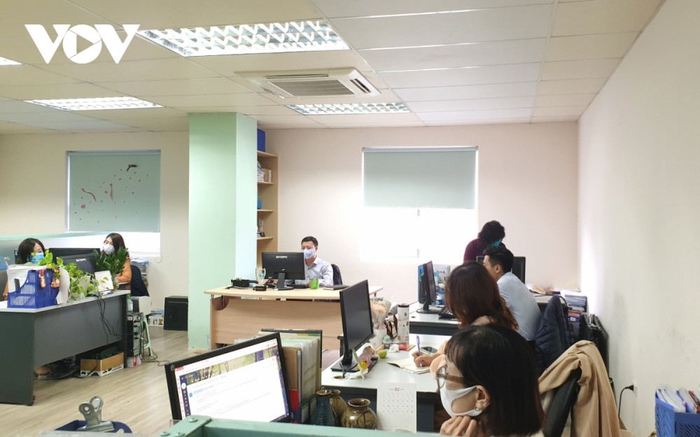 Các cơ quan tại Hà Nội thực hiện nghiêm túc phòng, chống dịch Covid-19 ngày làm việc đầu năm mới