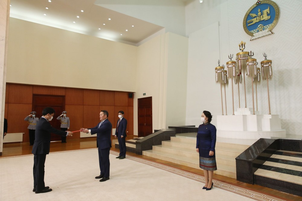 Đại sứ Doãn Khánh Tâm trình Ủy nhiệm thư lên Tổng thống Mông Cổ