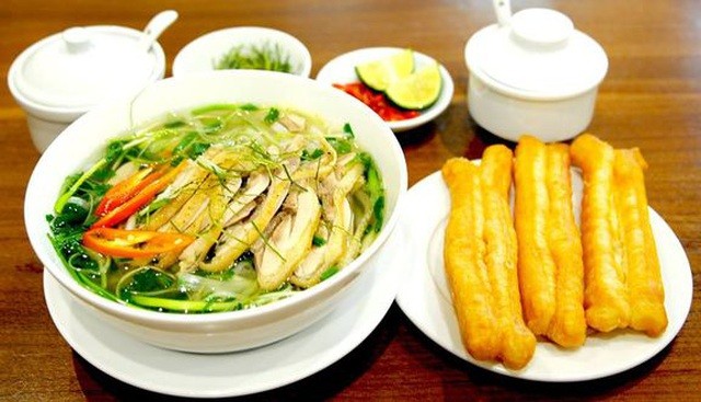 Bát phở gà nóng hổi ăn cùng quẩy mềm đúng chuẩn kiểu miền bắc ở Việt Nam.