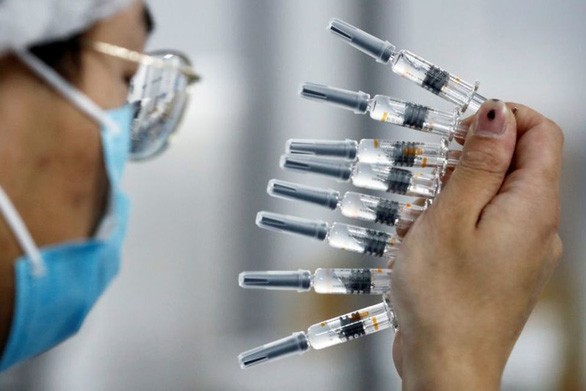 Nhân viên kiểm tra chất lượng tại cơ sở đóng gói vaccine Covid-19 của Sinovac. (Nguồn: Reuters)