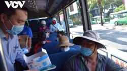 Dịch Covid-19: TP. Hồ Chí Minh phát khẩu trang và nước rửa tay miễn phí cho khách đi xe buýt