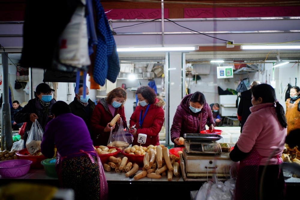 Người dân mua sắm tại một ngôi chợ hải sản ở Vũ Hán. Ảnh: Reuters.