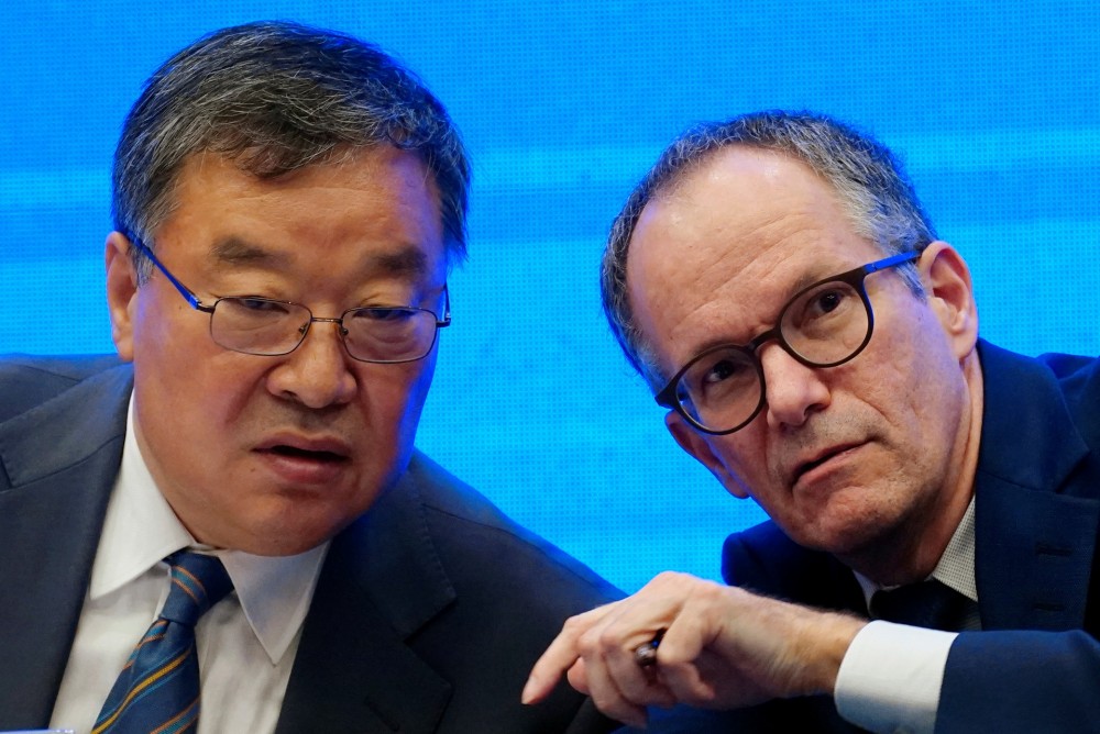 Ông Liang Wannian (trái), người đứng đầu nhóm chuyên gia Covid-19 của Ủy ban Y tế Quốc gia Trung Quốc cùng Peter Ben Embarek, trưởng nhóm điều tra WHO, trong họp báo kết thúc cuộc điều tra ở Vũ Hán. Ảnh: Reuters.
