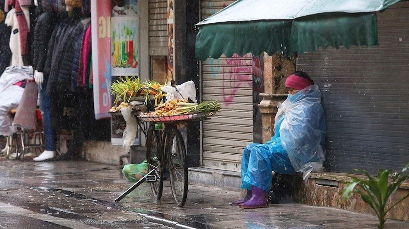 Mưa rét khiến cuộc sống của người dân Hà Nội gặp nhiều khó khăn