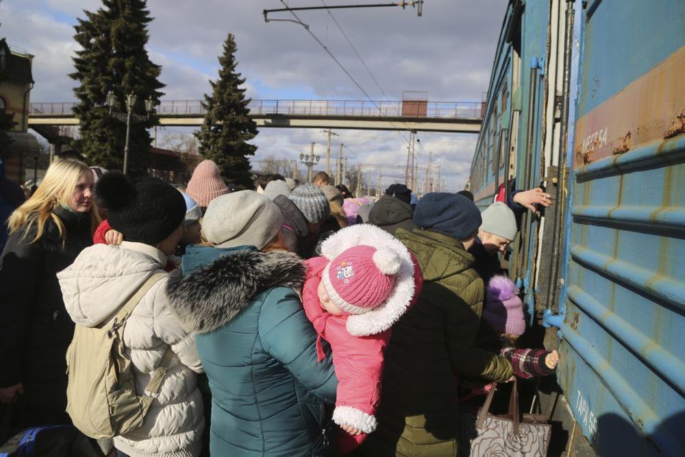 Hàng nghìn người ở phía Đông Ukraine sơ tán đến Nga