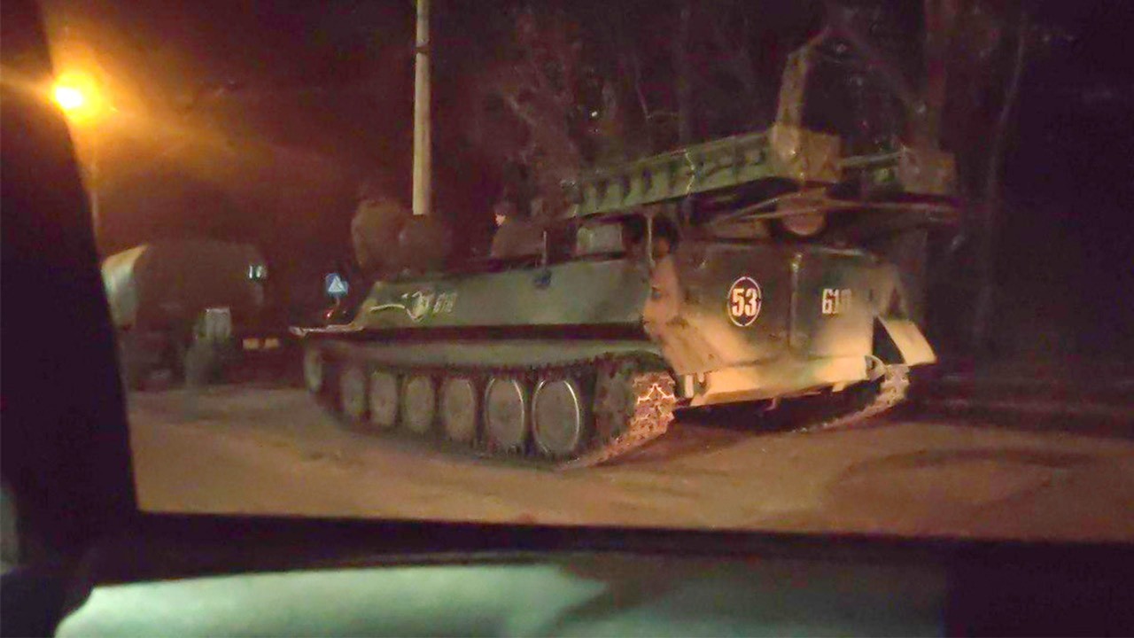 e tăng và xe bọc thép của quân đội Nga tiến vào Donetsk, Ukraine ngày 24/2/2022.