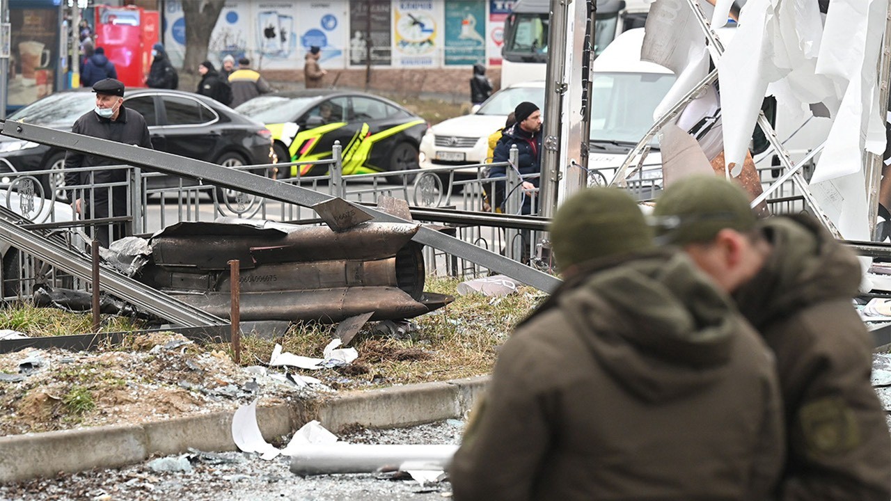 Phần còn lại của một quả đạn pháo được nhìn thấy trên một con phố ở Kyiv vào ngày 24 tháng 2 năm 2022.