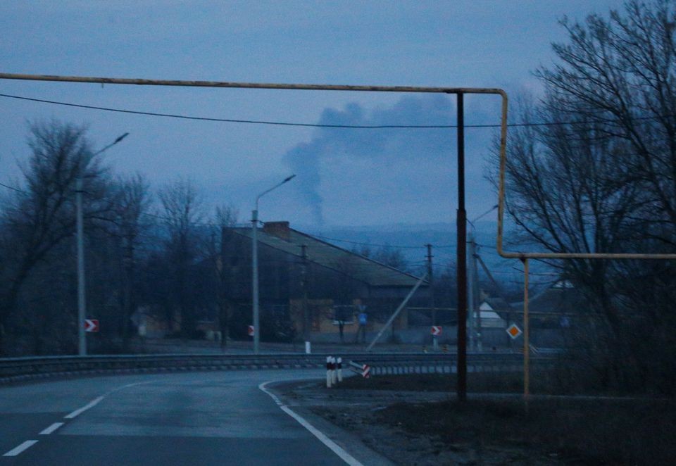 Khói bốc lên bao trùm khu vực gần thị trấn Chasiv Yar ở vùng Donetsk, Ukraine ngày 24 tháng 2 năm 2022. REUTERS / Gleb Garanich