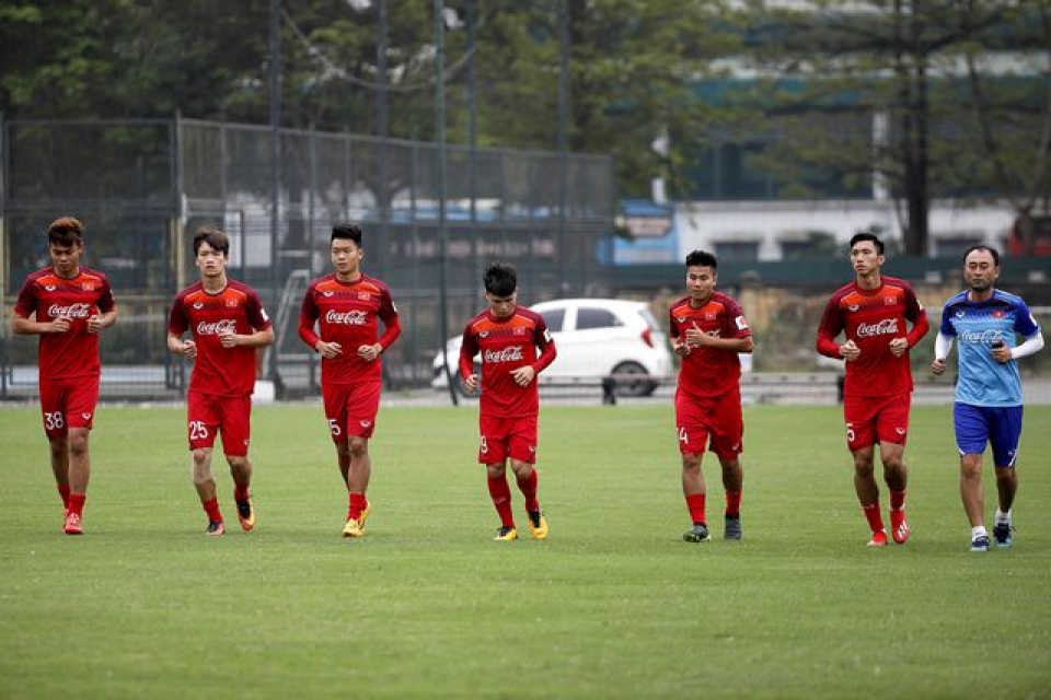 Đình Trọng trở lại, Quang Hải phải tập riêng ở U23 Việt Nam