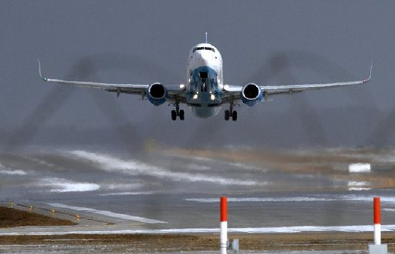 Máy bay Boeing 737-800 hạ cánh khẩn cấp ở Nga nghi do lỗi động cơ