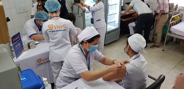 Hình ảnh đặc biệt trong ngày tiêm chủng ngày tiêm chủng Vaccine Covid 19 đầu tiên