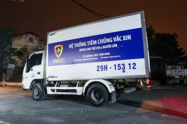 Ghi nhận lúc 4h sáng, vắc xin được vận chuyển từ trung tâm VNCC Trường Chinh (Hà Nội) tới các điểm tiêm chủng theo kế hoạch.