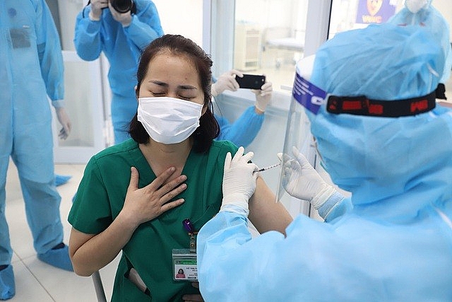 Covid-19 ở Việt Nam chiều 10/3:  522 người được tiêm vaccine, một số trường hợp có phản ứng