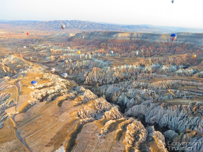 Vẻ đẹp toàn cảnh của vùng núi đá và hang động bị xói mòn ở vùng Cappadocia, Thổ Nhĩ Kỳ từ trên khinh khí cầu.