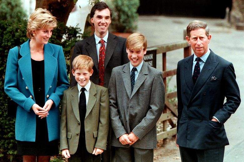 Những bức ảnh ghi lại cuộc sống của Hoàng tử Harry trước khi rời Hoàng gia Anh
