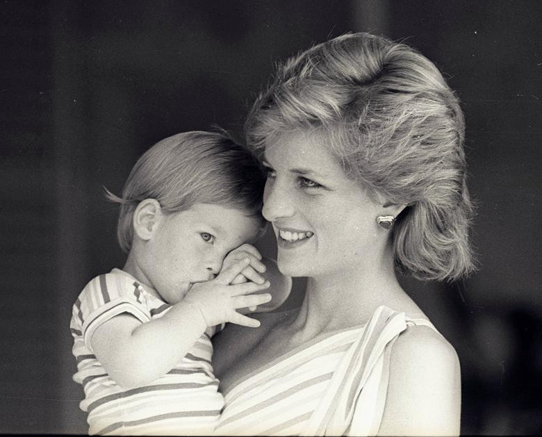 Những bức ảnh ghi lại cuộc sống của Hoàng tử Harry trước khi rời Hoàng gia Anh