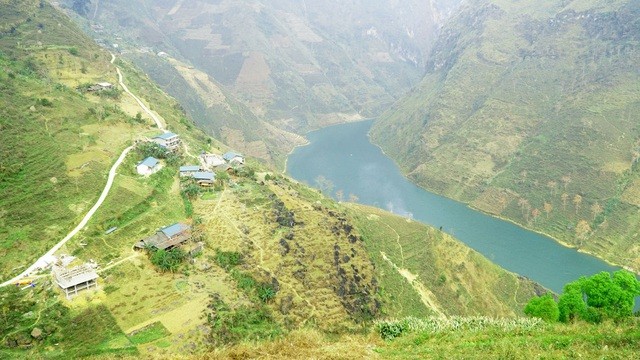 Du lịch Hà Giang: Vẻ thơ mộng của sông Nho Quế mùa hoa gạo