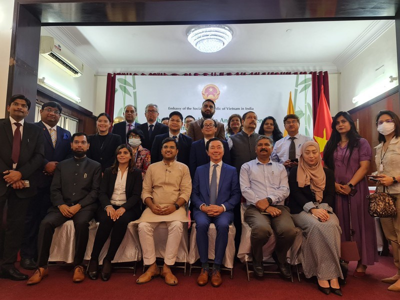 Đại sứ Phạm Sanh Châu và các đại biểu chụp ảnh kỷ niệm sau lễ công bố học bổng và phiên thảo luận hợp tác giáo dục Ấn Độ-ASEAN ngày 17-3. Ảnh: ĐSQ Việt Nam tại Ấn Độ.