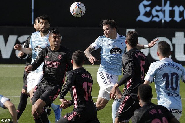 Santi Mina đánh đầu chính xác, rút ngắn tỷ số xuống 1-2 cho Celta Vigo ở phút 40.