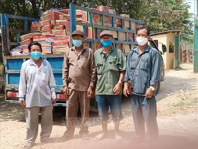 Vận chuyển mì gói cứu trợ bà con gốc Việt tại tỉnh Kandal.