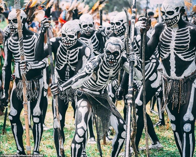 Từ xa xưa, tập tục vẽ xương trên cơ thể kết hợp với những điệu nhảy không tên của người Chimbu mang ý nghĩa bảo vệ bộ tộc và đe dọa kẻ thù tấn công.