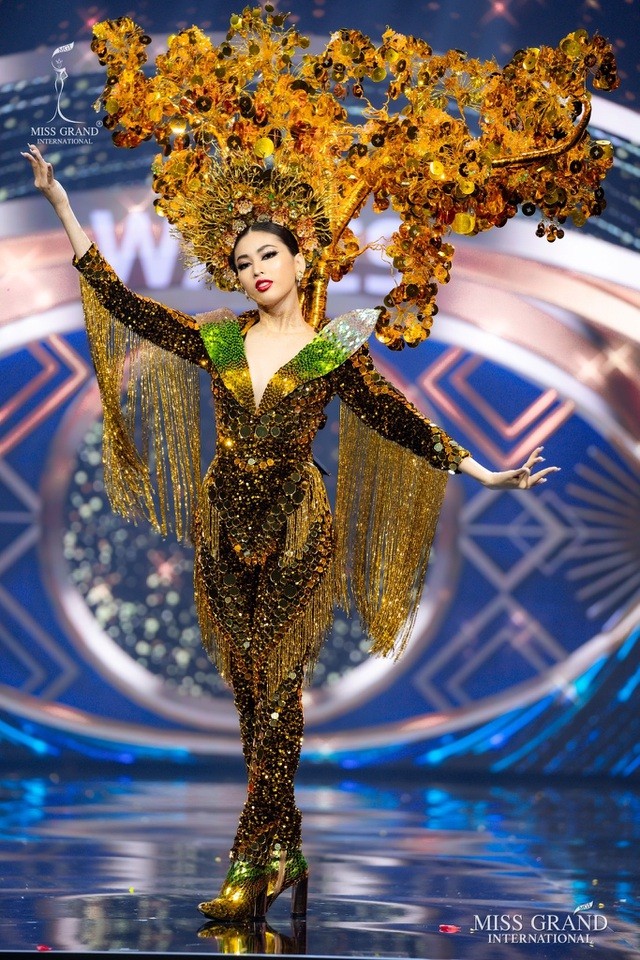 Ngọc Thảo trong phần thi trình diễn trang phục dân tộc tại Hoa hậu Hòa bình Thế giới 2021.