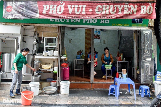 Quán Phở Vui tại  25 Hàng Giày, Hoàn Kiếm, Hà Nội.