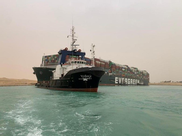 Cận cảnh cuộc giải cứu siêu tàu container trên kênh đào Suez