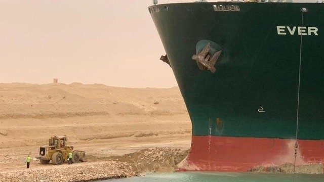 Vụ siêu tàu kẹt ở kênh đào Suez: Ai Cập thông tin chính thức về việc giải cứu, Nga đề xuất tuyến đường biển thay thế
